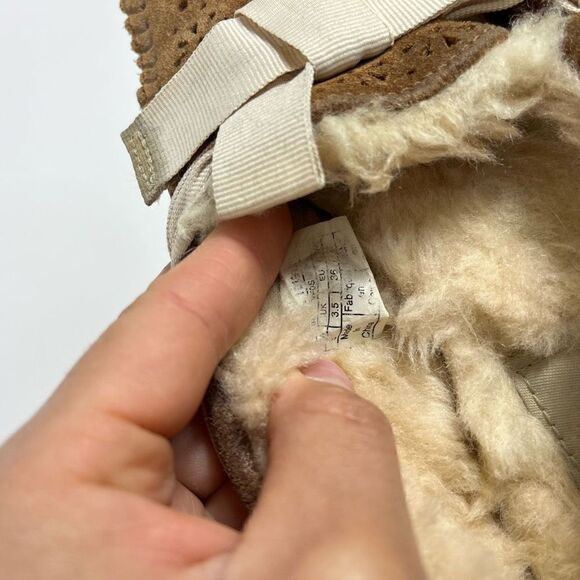 Ugg Womens Moccasin Slippers size 5 - Picture 5 of 12